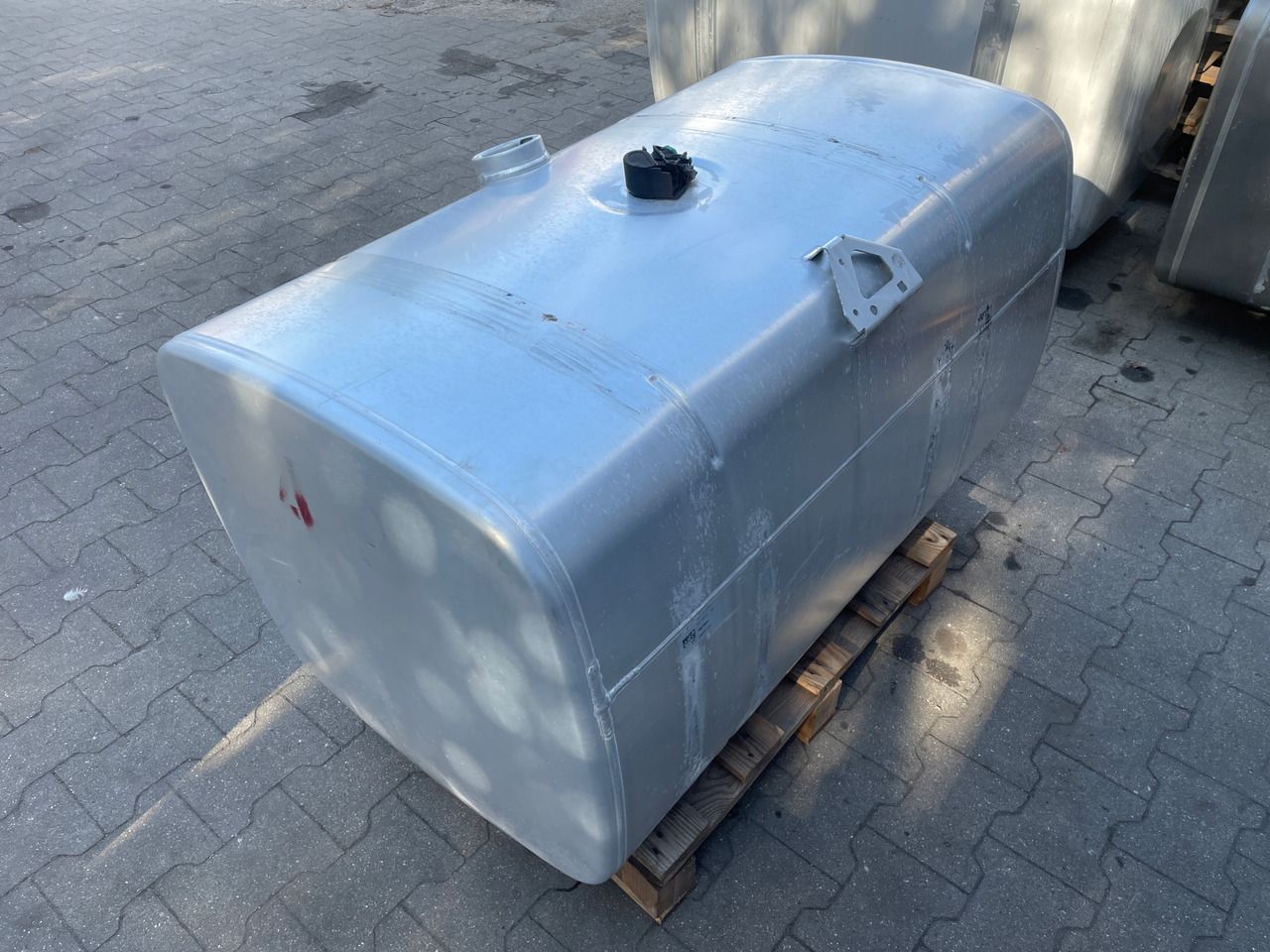 ZBIORNIK PALIWA 430L DAF XF 1949909 - Depósito de combustible para Camión: foto 5 ZBIORNIK PALIWA 430L DAF XF 1949909 - Depósito de combustible para Camión: foto 5