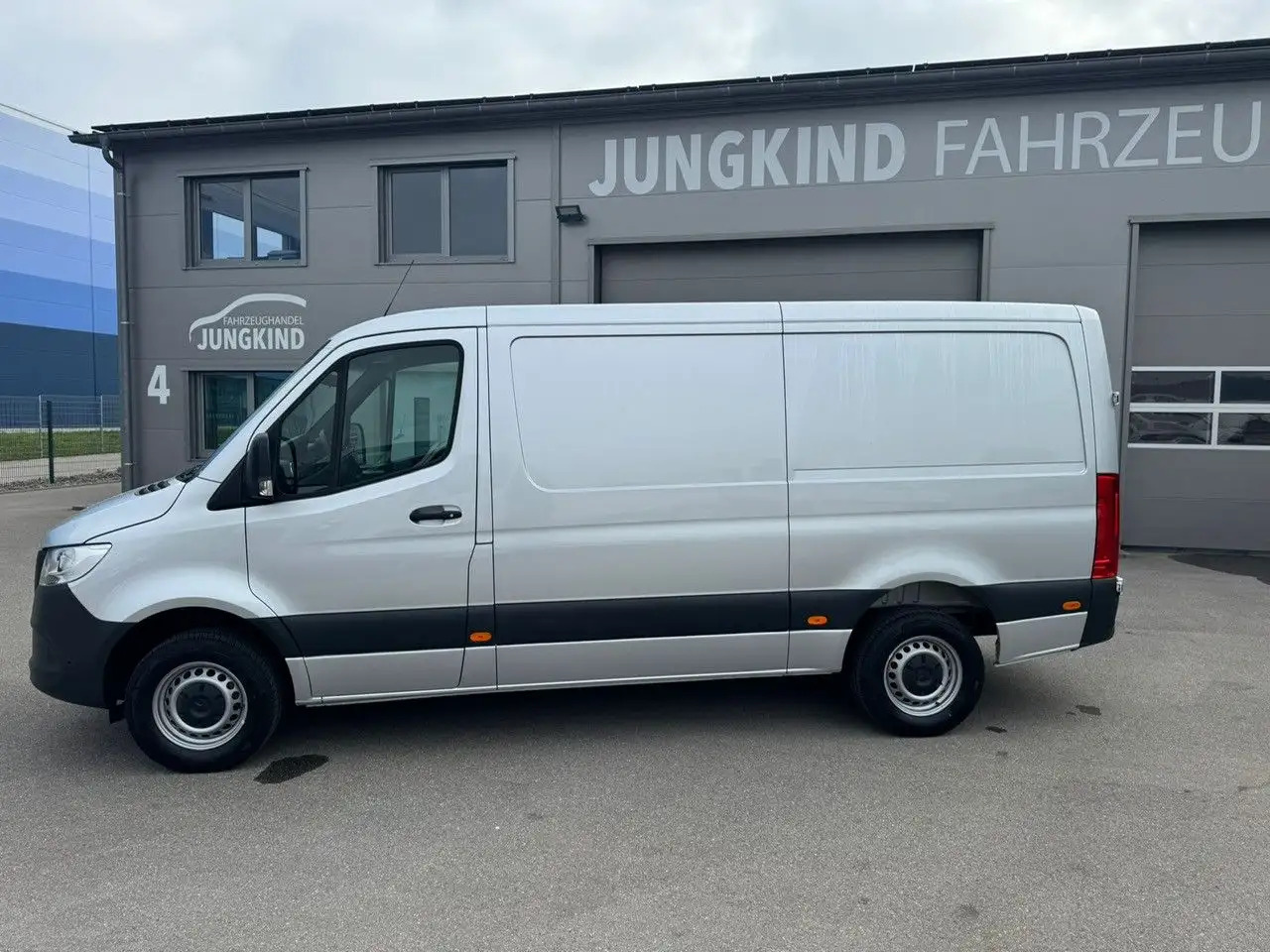 Mercedes-Benz Sprinter 317 CDI Flach Lang Silber Klima MBUX - Furgón: foto 3 Mercedes-Benz Sprinter 317 CDI Flach Lang Silber Klima MBUX - Furgón: foto 3