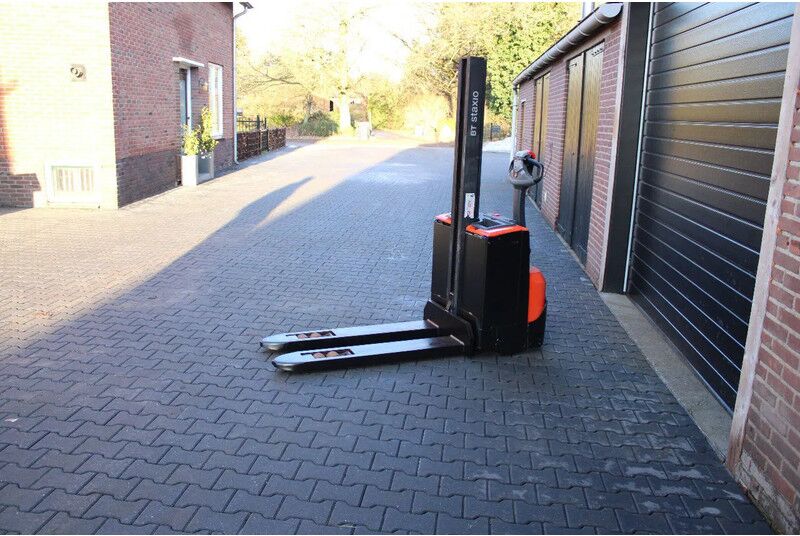 Toyota SWE080L stapelaar elektrische met pompwagen functie - Apilador: foto 2 Toyota SWE080L stapelaar elektrische met pompwagen functie - Apilador: foto 2