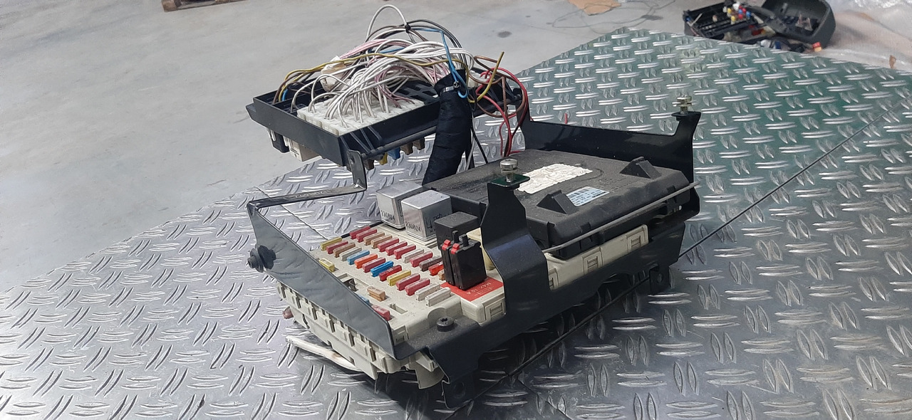 Gebrauchte MAN TGA 26.480 XXL, Steuergerät, Zentraler Bordrechner, Artikel - Nr. : 81.25806 - 7051 - Unidad de control para Camión: foto 2 Gebrauchte MAN TGA 26.480 XXL, Steuergerät, Zentraler Bordrechner, Artikel - Nr. : 81.25806 - 7051 - Unidad de control para Camión: foto 2