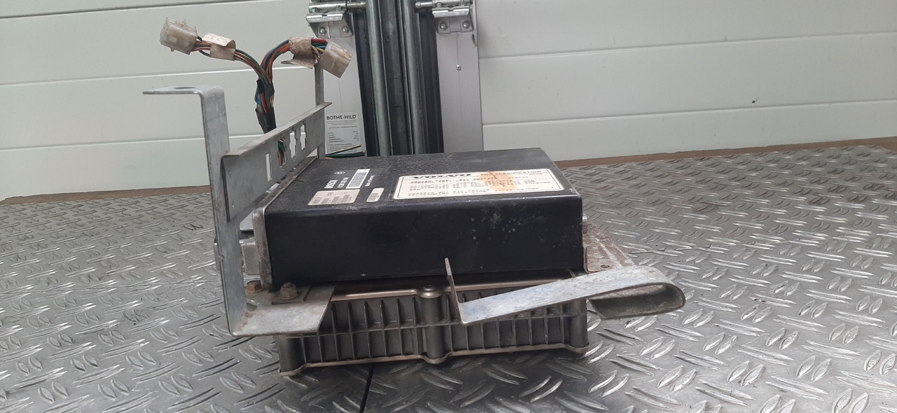 Gebrauchtes VOLVO Motorsteuergerät von Bosch , Artikel - Nr. : 0 281 001 144 - Unidad de control para Camión: foto 3 Gebrauchtes VOLVO Motorsteuergerät von Bosch , Artikel - Nr. : 0 281 001 144 - Unidad de control para Camión: foto 3