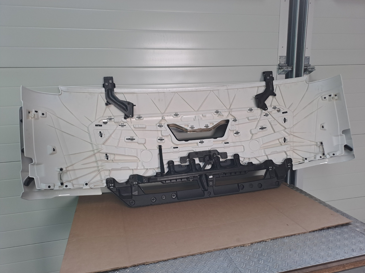 Neuwertige Frontklappe, silber, schmal MAN TGL / TGM / TG3, Artikel - Nr.: 81.61110 - 6123 - Capota para Camión: foto 3 Neuwertige Frontklappe, silber, schmal MAN TGL / TGM / TG3, Artikel - Nr.: 81.61110 - 6123 - Capota para Camión: foto 3