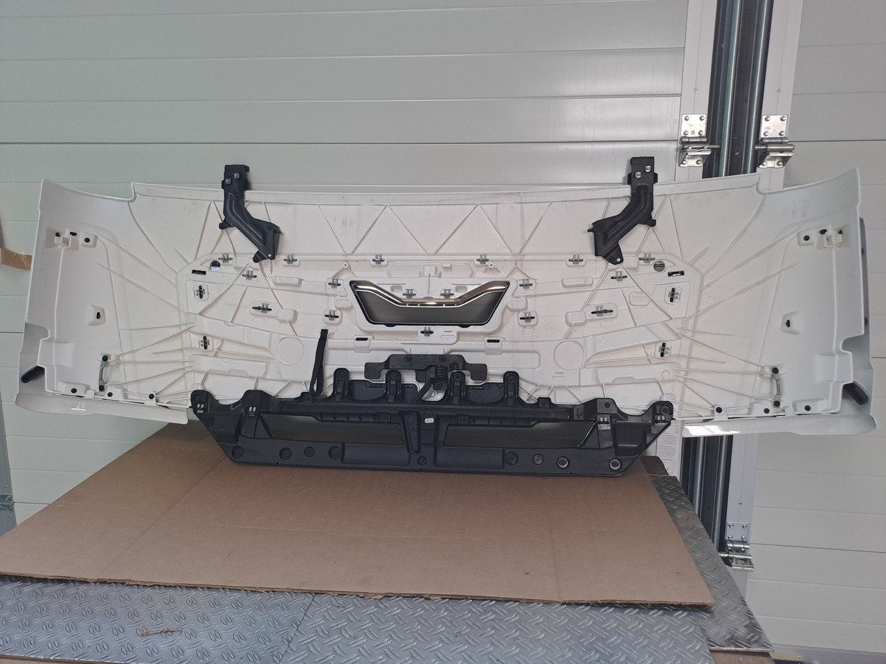 Neuwertige Frontklappe, silber, schmal MAN TGL / TGM / TG3, Artikel - Nr.: 81.61110 - 6123 - Capota para Camión: foto 4 Neuwertige Frontklappe, silber, schmal MAN TGL / TGM / TG3, Artikel - Nr.: 81.61110 - 6123 - Capota para Camión: foto 4