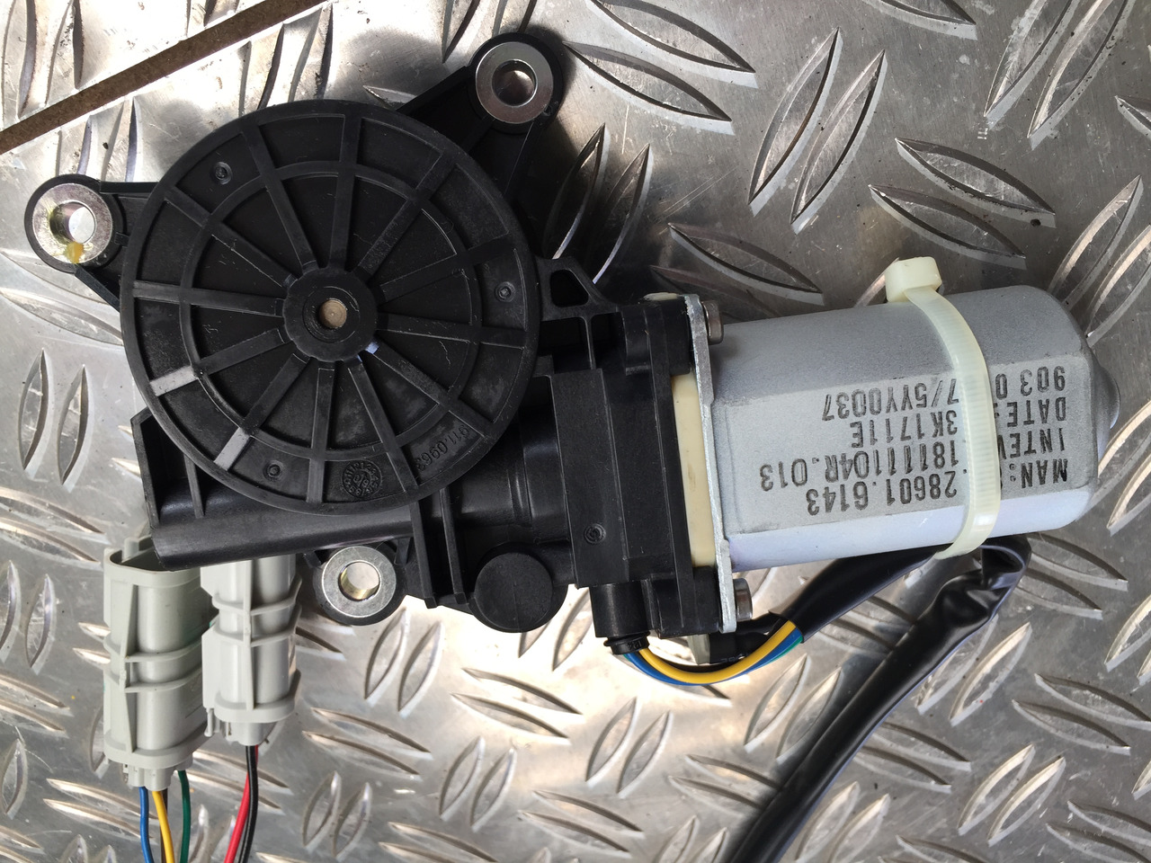 Neuwertiger MAN TGA Elektrischer Fensterheber Motor, Artikel - Nr. : 81.28601 - 6143 - Motor de elevación de ventanas para Camión: foto 5 Neuwertiger MAN TGA Elektrischer Fensterheber Motor, Artikel - Nr. : 81.28601 - 6143 - Motor de elevación de ventanas para Camión: foto 5