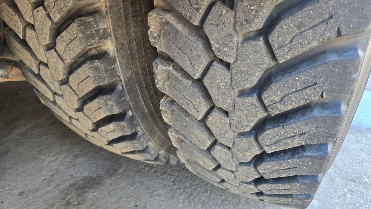 Volquete camión IVECO Trakker 410: foto 13