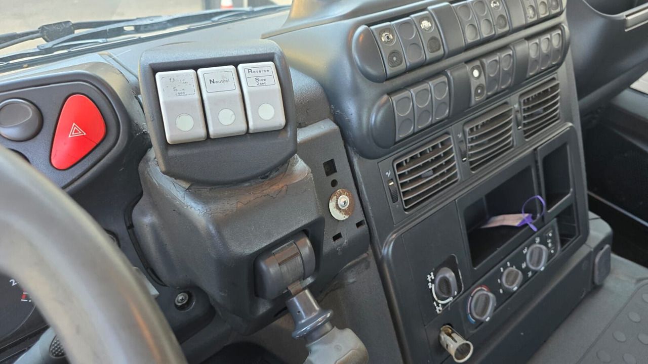 Volquete camión IVECO Trakker 410: foto 15