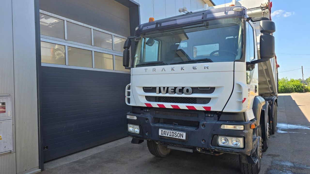 Volquete camión IVECO Trakker 410: foto 6