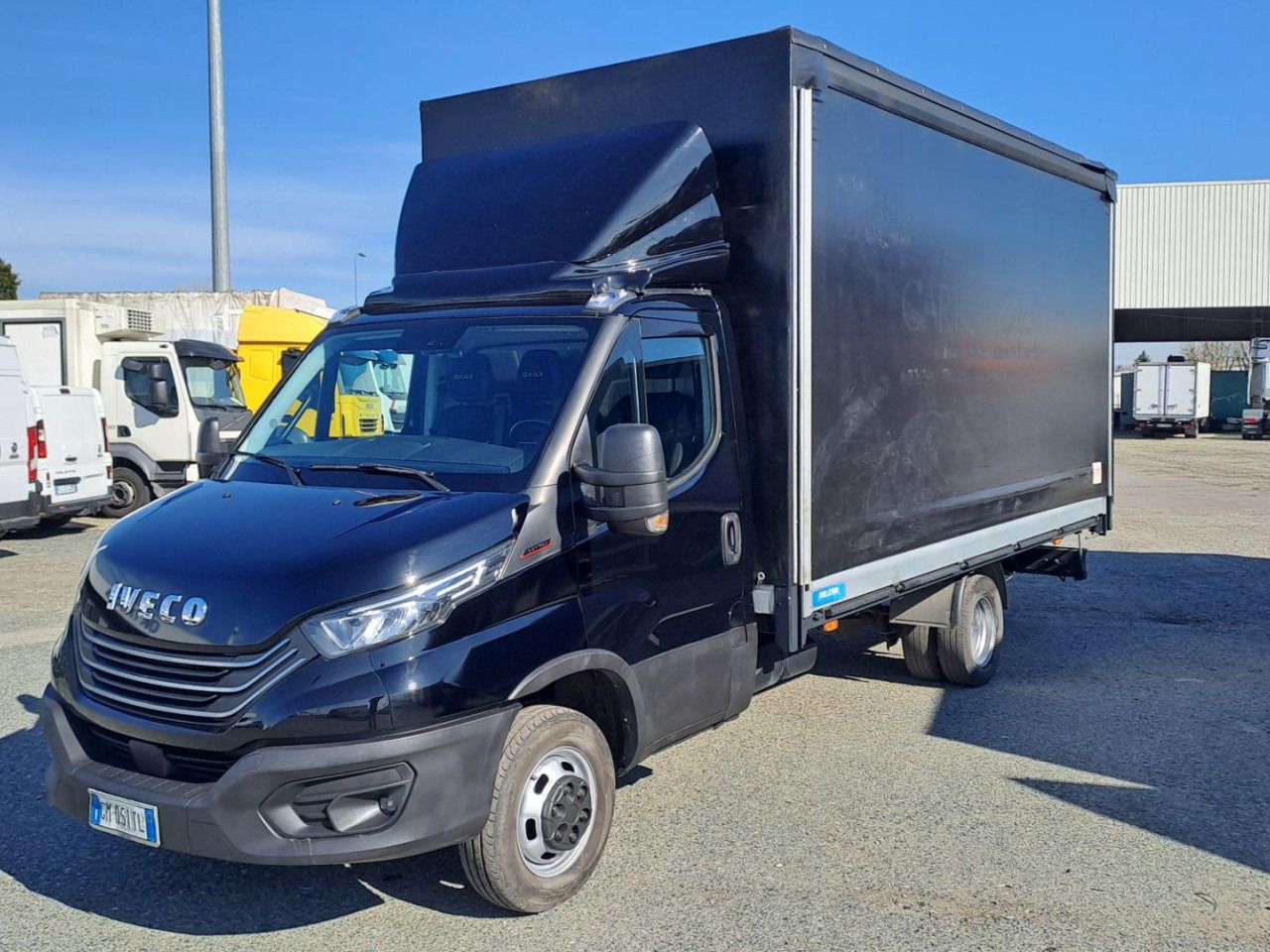 IVECO DAILY 35C18 3.0 - 4100 - Furgoneta con caja de lona: foto 1 IVECO DAILY 35C18 3.0 - 4100 - Furgoneta con caja de lona: foto 1