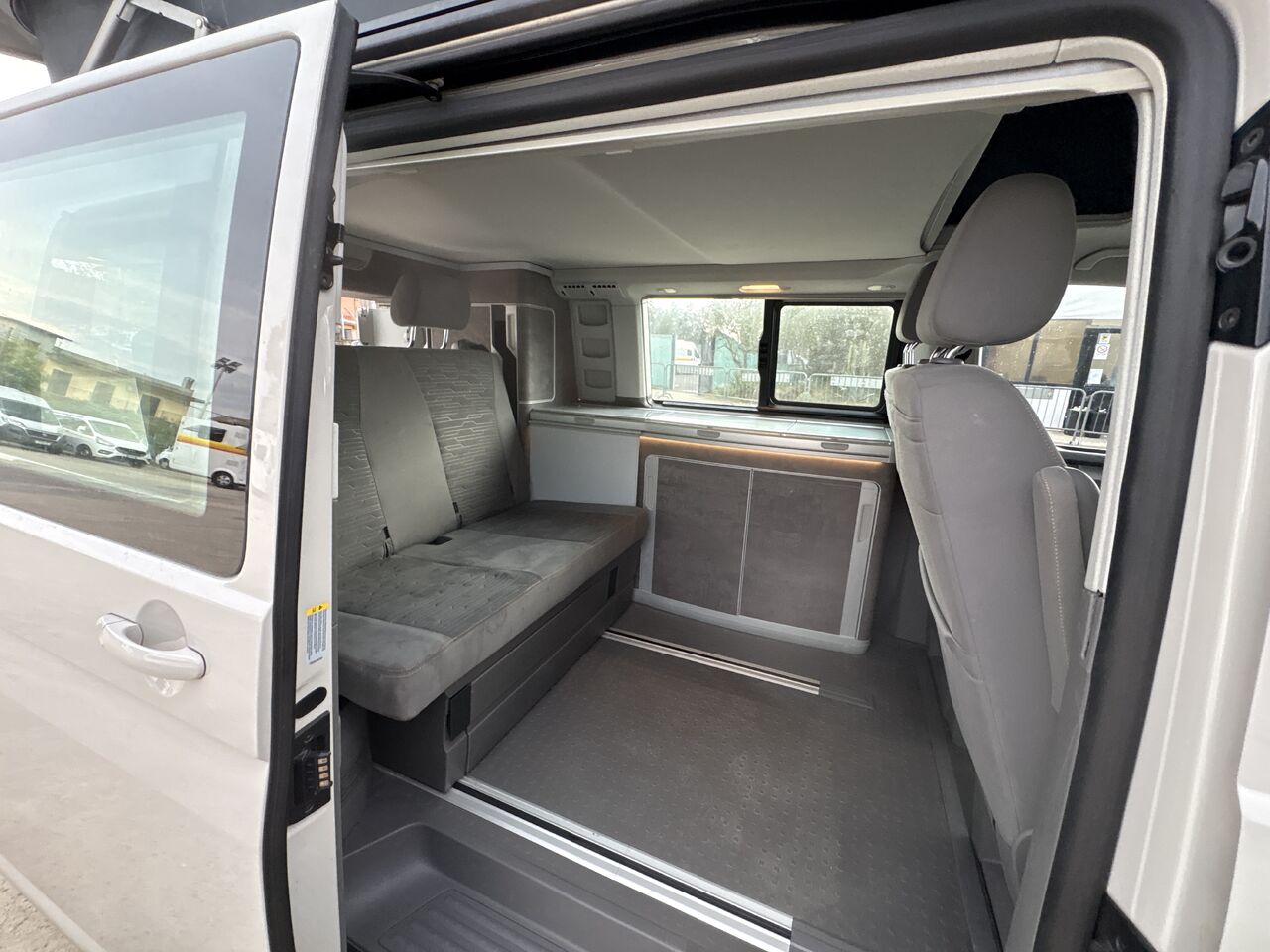 VOLKSWAGEN T6.1 California Coast 2.0 TDI - Cámper: foto 2 VOLKSWAGEN T6.1 California Coast 2.0 TDI - Cámper: foto 2