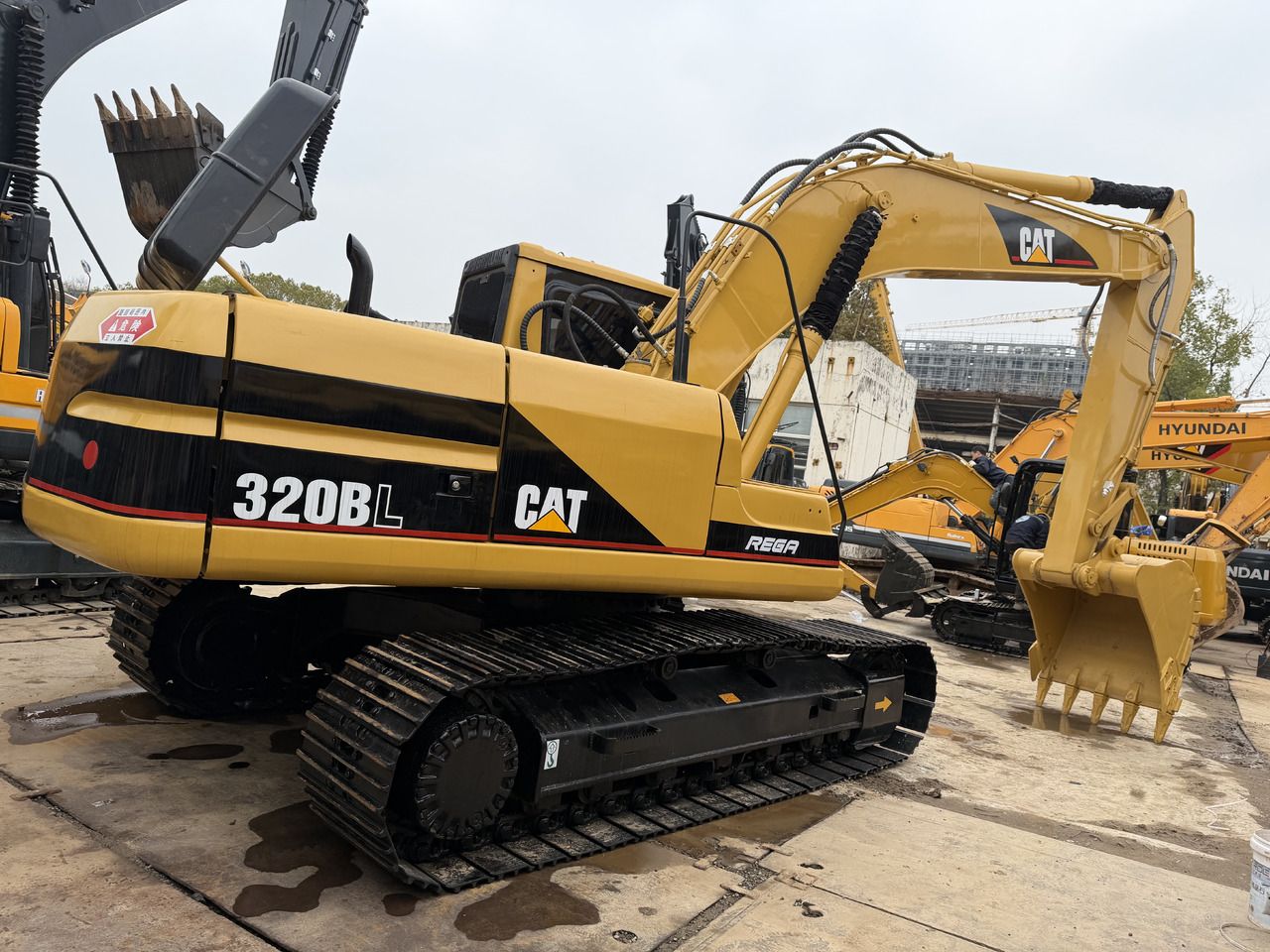 CATERPILLAR 320BL SHANG HAI BIGGEST SUPPLIER - Excavadora de cadenas: foto 1 CATERPILLAR 320BL SHANG HAI BIGGEST SUPPLIER - Excavadora de cadenas: foto 1