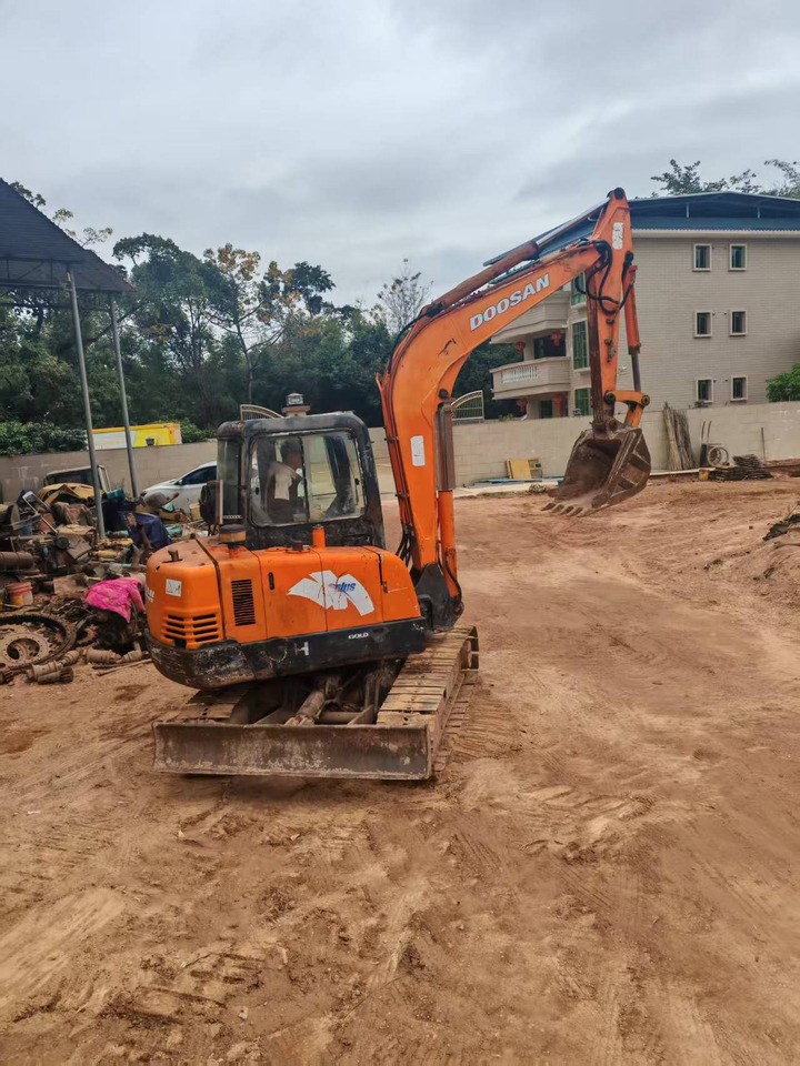 DOOSAN DH55-V VERY CHEAPER PRICE - Excavadora de cadenas: foto 1 DOOSAN DH55-V VERY CHEAPER PRICE - Excavadora de cadenas: foto 1