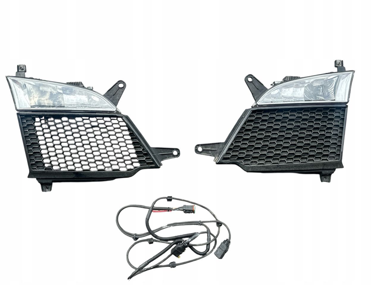 HALOGEN LED W ATRAPĘ MASKĘ Z KRATKĄ SCANIA R S NGS LEWY PRAWY INSTALACJA - Faro antiniebla: foto 1 HALOGEN LED W ATRAPĘ MASKĘ Z KRATKĄ SCANIA R S NGS LEWY PRAWY INSTALACJA - Faro antiniebla: foto 1