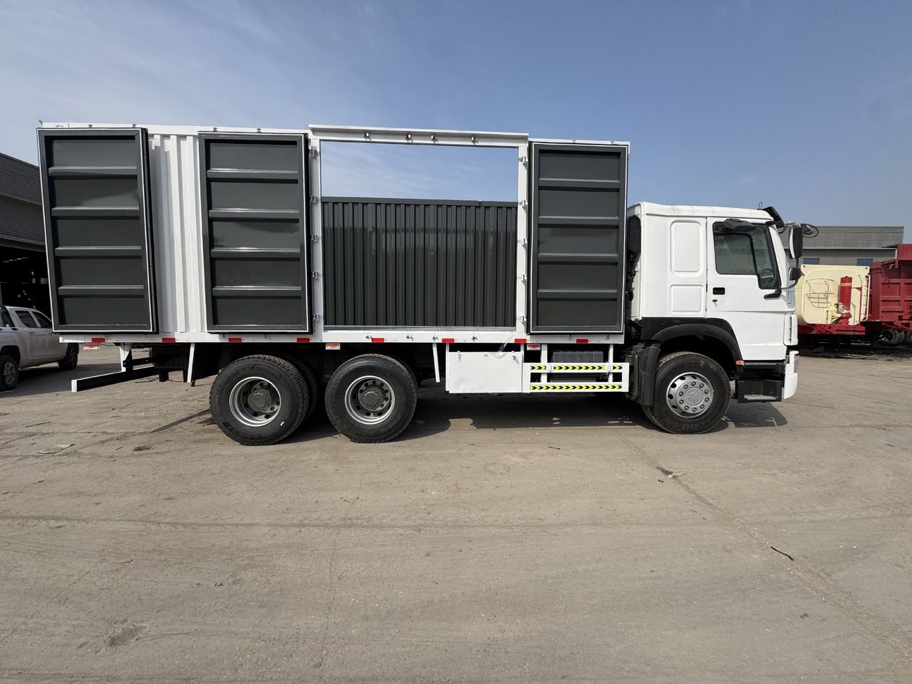 SINOTRUK 6X2 Box Truck for Sale - Camión caja cerrada: foto 3 SINOTRUK 6X2 Box Truck for Sale - Camión caja cerrada: foto 3