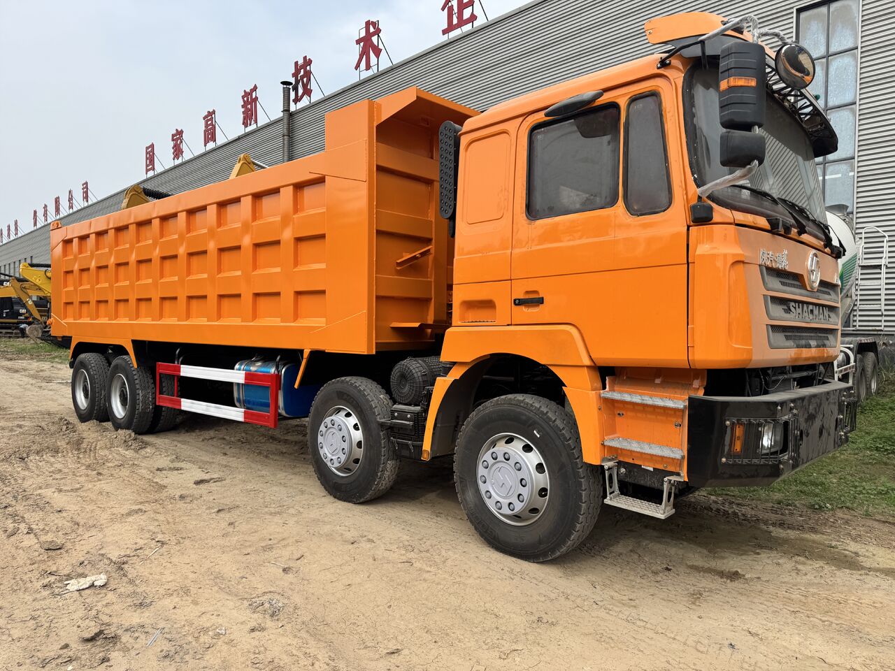 SHACMAN f3000 8x4 tipper truck for sale in africa - Volquete camión: foto 2 SHACMAN f3000 8x4 tipper truck for sale in africa - Volquete camión: foto 2