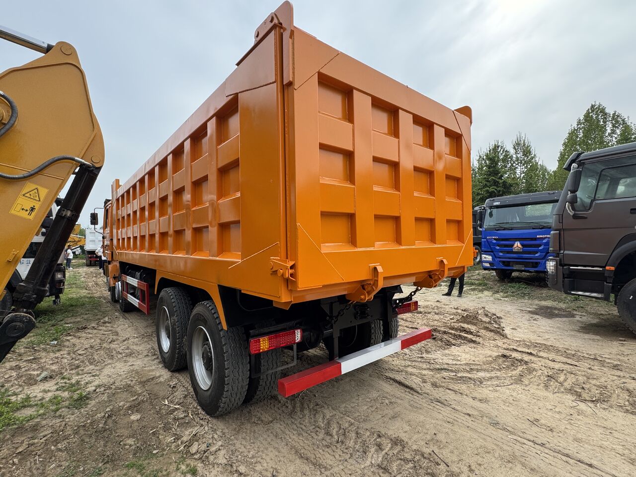 SHACMAN f3000 8x4 tipper truck for sale in africa - Volquete camión: foto 3 SHACMAN f3000 8x4 tipper truck for sale in africa - Volquete camión: foto 3