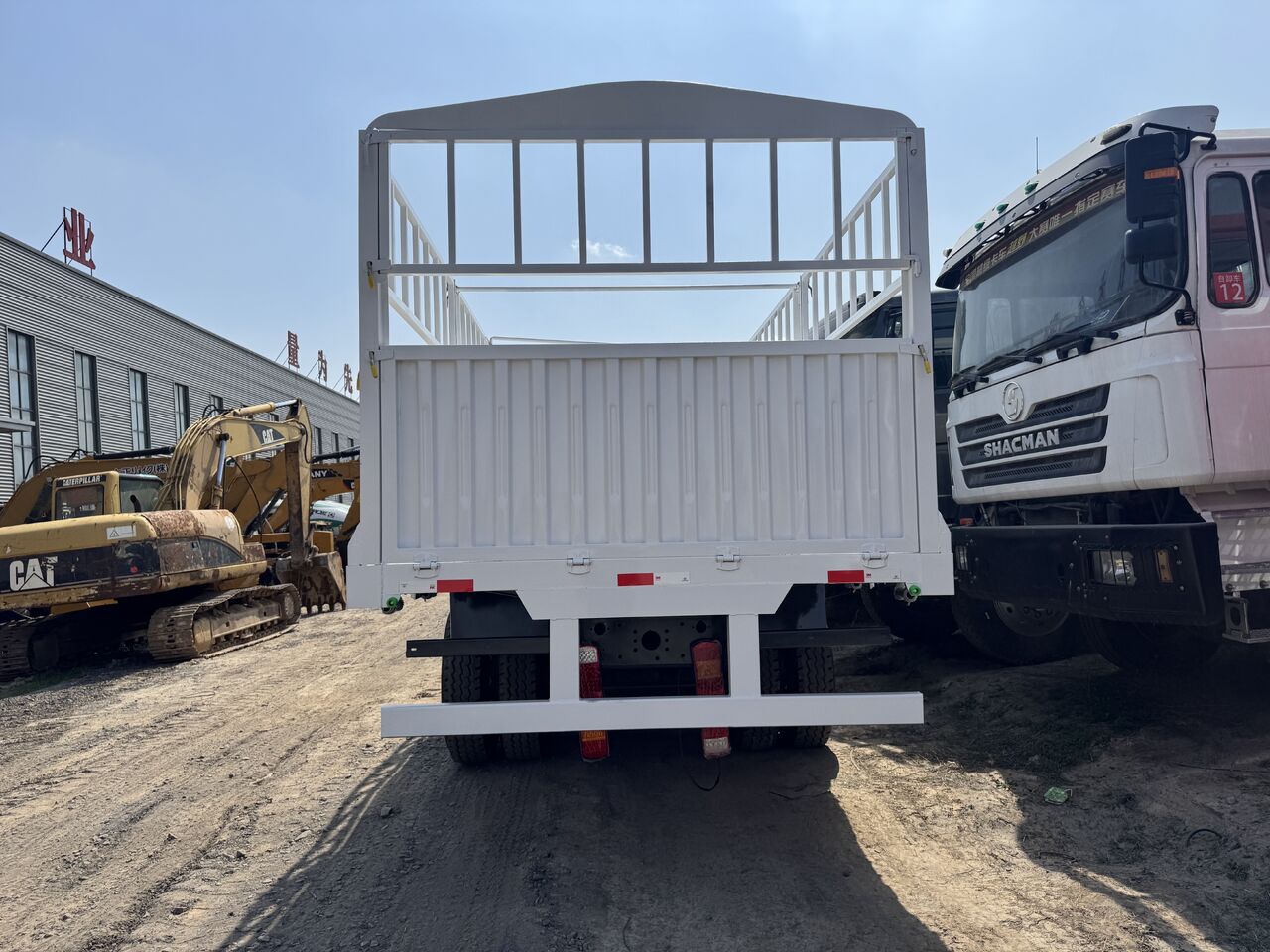 SINOTRUK used howo 8x4 fence cargo truck ZZ1317N4667W - Transporte de ganado camión: foto 4 SINOTRUK used howo 8x4 fence cargo truck ZZ1317N4667W - Transporte de ganado camión: foto 4