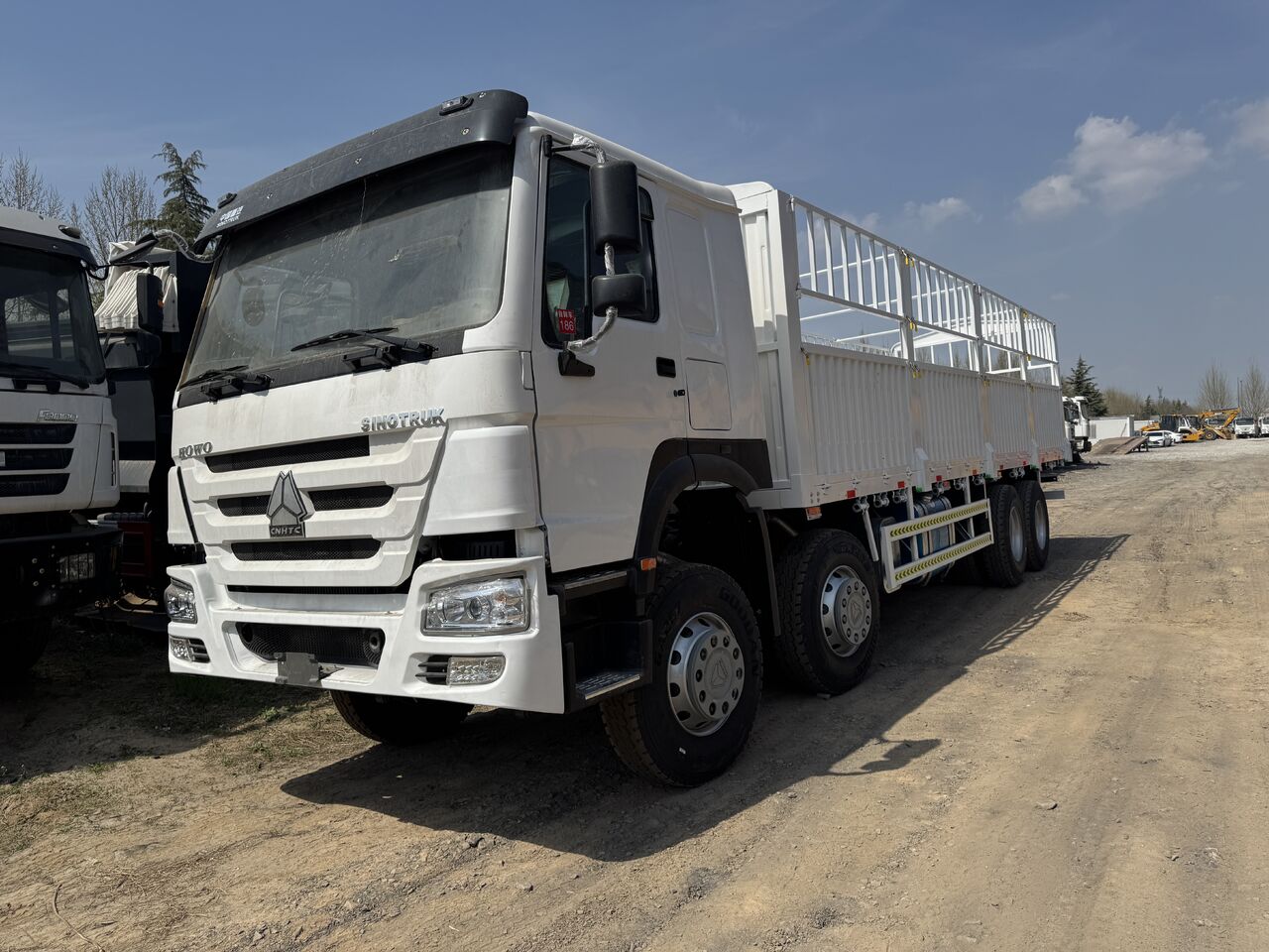 SINOTRUK used howo 8x4 fence cargo truck ZZ1317N4667W - Transporte de ganado camión: foto 1 SINOTRUK used howo 8x4 fence cargo truck ZZ1317N4667W - Transporte de ganado camión: foto 1