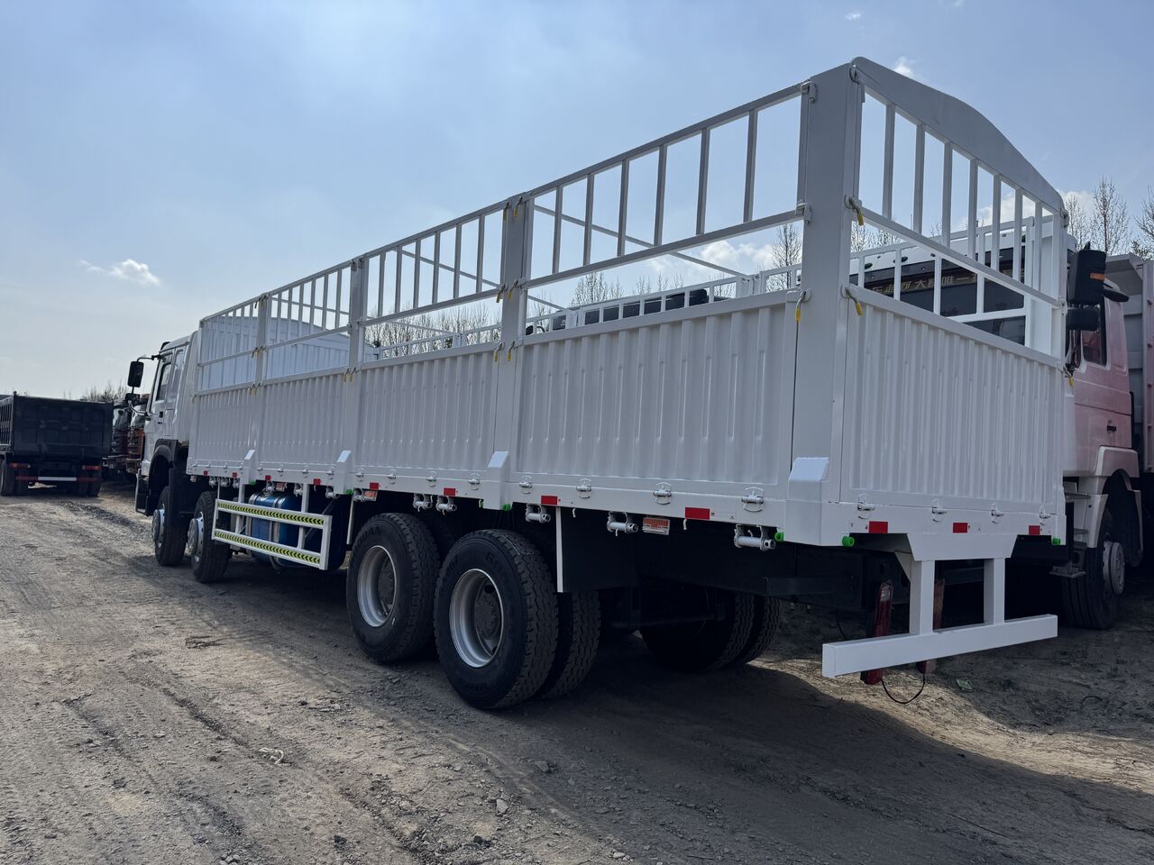 SINOTRUK used howo 8x4 fence cargo truck ZZ1317N4667W - Transporte de ganado camión: foto 2 SINOTRUK used howo 8x4 fence cargo truck ZZ1317N4667W - Transporte de ganado camión: foto 2