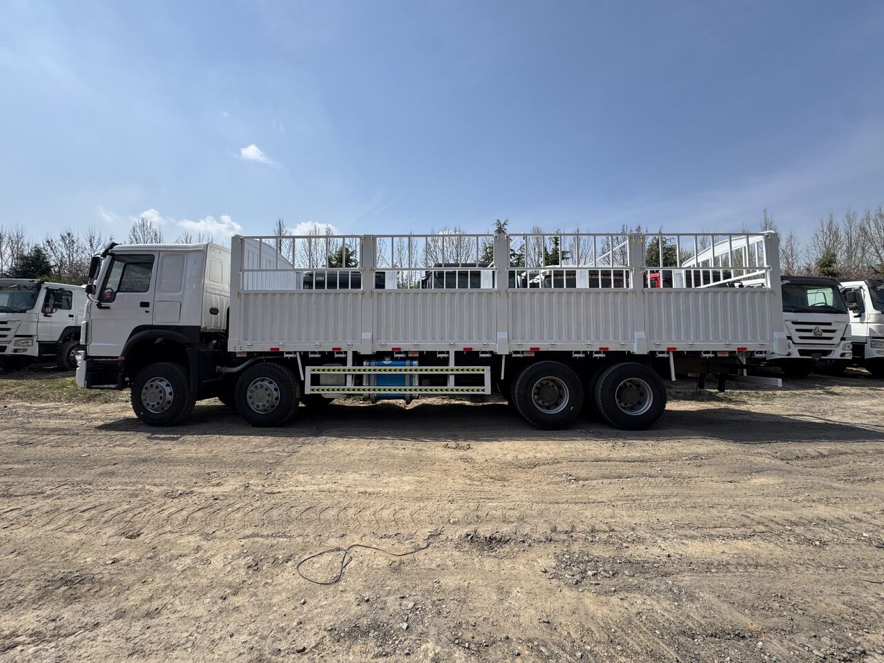 SINOTRUK used howo 8x4 fence cargo truck ZZ1317N4667W - Transporte de ganado camión: foto 5 SINOTRUK used howo 8x4 fence cargo truck ZZ1317N4667W - Transporte de ganado camión: foto 5