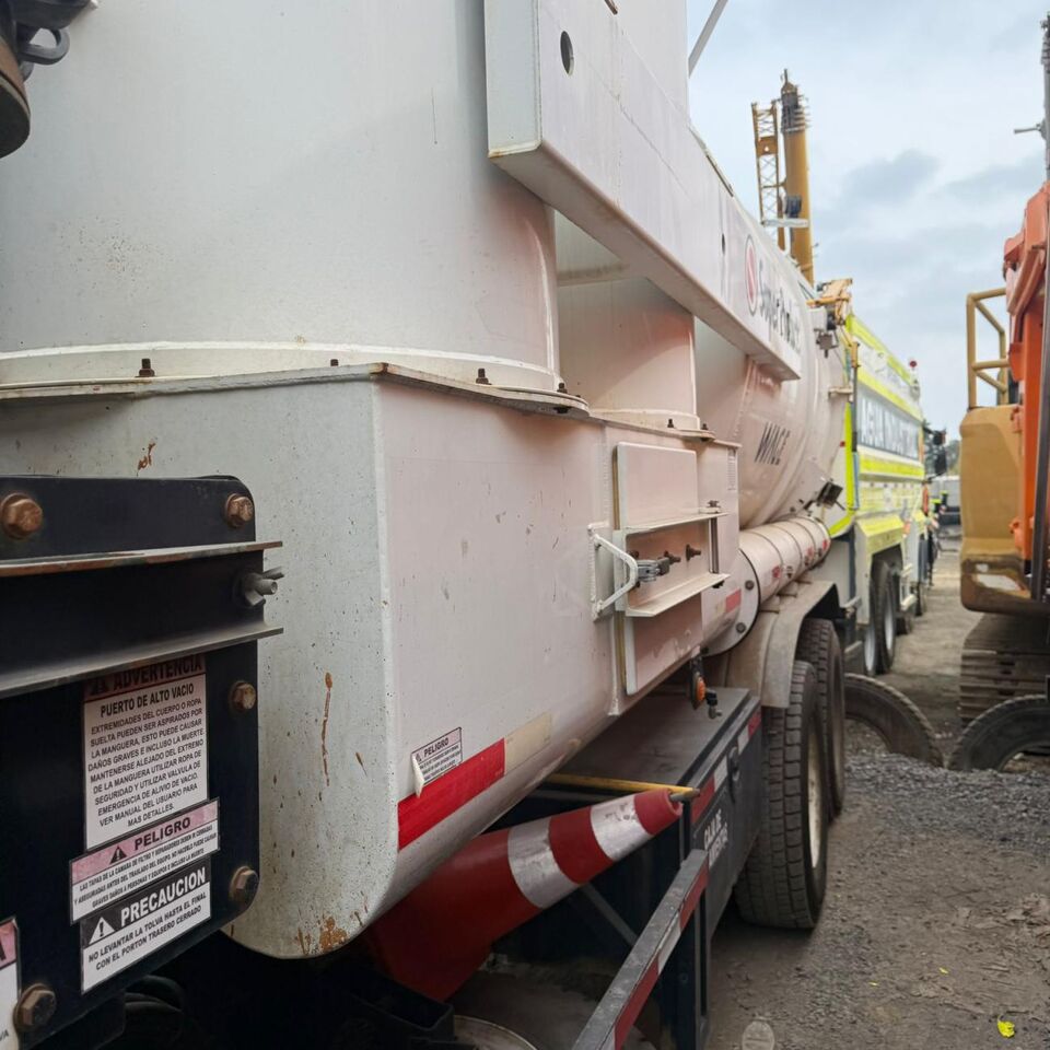 CAMION ESTANQUE FREIGHTLINERSD114 ASPIRADOR 15 M3 - Cisterna camión: foto 5 CAMION ESTANQUE FREIGHTLINERSD114 ASPIRADOR 15 M3 - Cisterna camión: foto 5