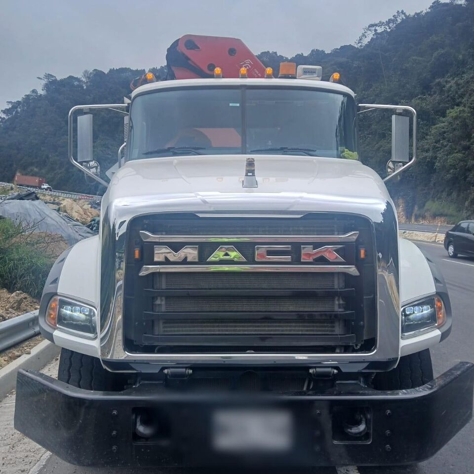 CAMION GRUA MACKGR64BX - Camión grúa: foto 1 CAMION GRUA MACKGR64BX - Camión grúa: foto 1