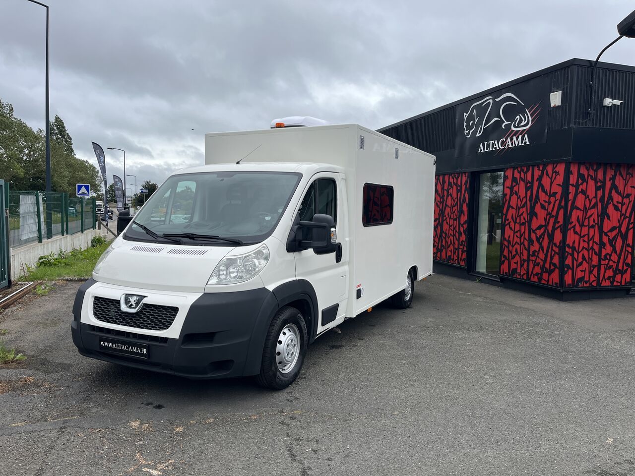 PEUGEOT BOXER 130cv BASE VIE ENROBE CANTINIERE 5 PLACES PANNEAUX SOLAIRES - Furgón: foto 1 PEUGEOT BOXER 130cv BASE VIE ENROBE CANTINIERE 5 PLACES PANNEAUX SOLAIRES - Furgón: foto 1