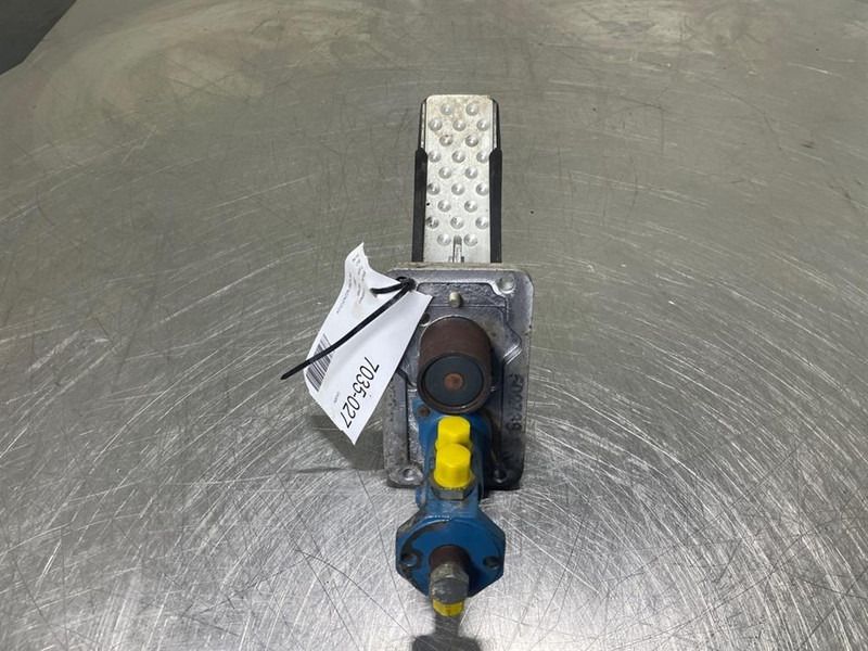 Liebherr A924B-5007145-Swing brake pedal - Cabina e interior para Maquinaria de construcción: foto 5 Liebherr A924B-5007145-Swing brake pedal - Cabina e interior para Maquinaria de construcción: foto 5