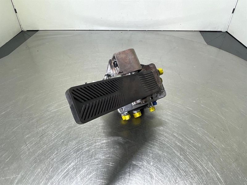 Liebherr L524-10330479-Brake pedal - Cabina e interior para Maquinaria de construcción: foto 5 Liebherr L524-10330479-Brake pedal - Cabina e interior para Maquinaria de construcción: foto 5