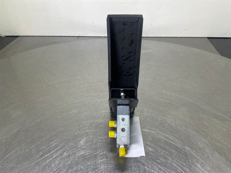 Mecalac 12MTX-5270642-Control pedal boom - Hidráulica para Maquinaria de construcción: foto 4 Mecalac 12MTX-5270642-Control pedal boom - Hidráulica para Maquinaria de construcción: foto 4
