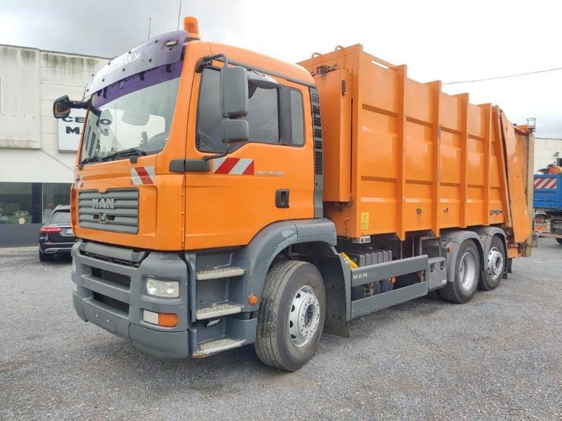 MAN TGA 26.320 6x2 garbage truck ZOELLER - Camión de basura: foto 1 MAN TGA 26.320 6x2 garbage truck ZOELLER - Camión de basura: foto 1