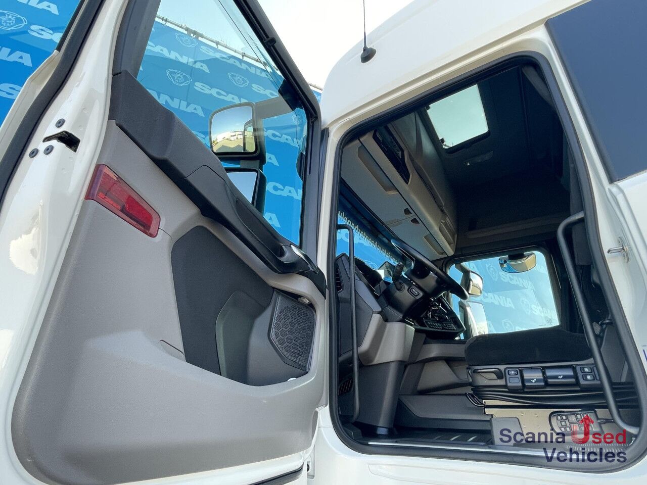 SCANIA R 460 A4x2NA DIFF-L RETARDER P-AIRCO VECTO 3 ACC - Cabeza tractora: foto 4 SCANIA R 460 A4x2NA DIFF-L RETARDER P-AIRCO VECTO 3 ACC - Cabeza tractora: foto 4