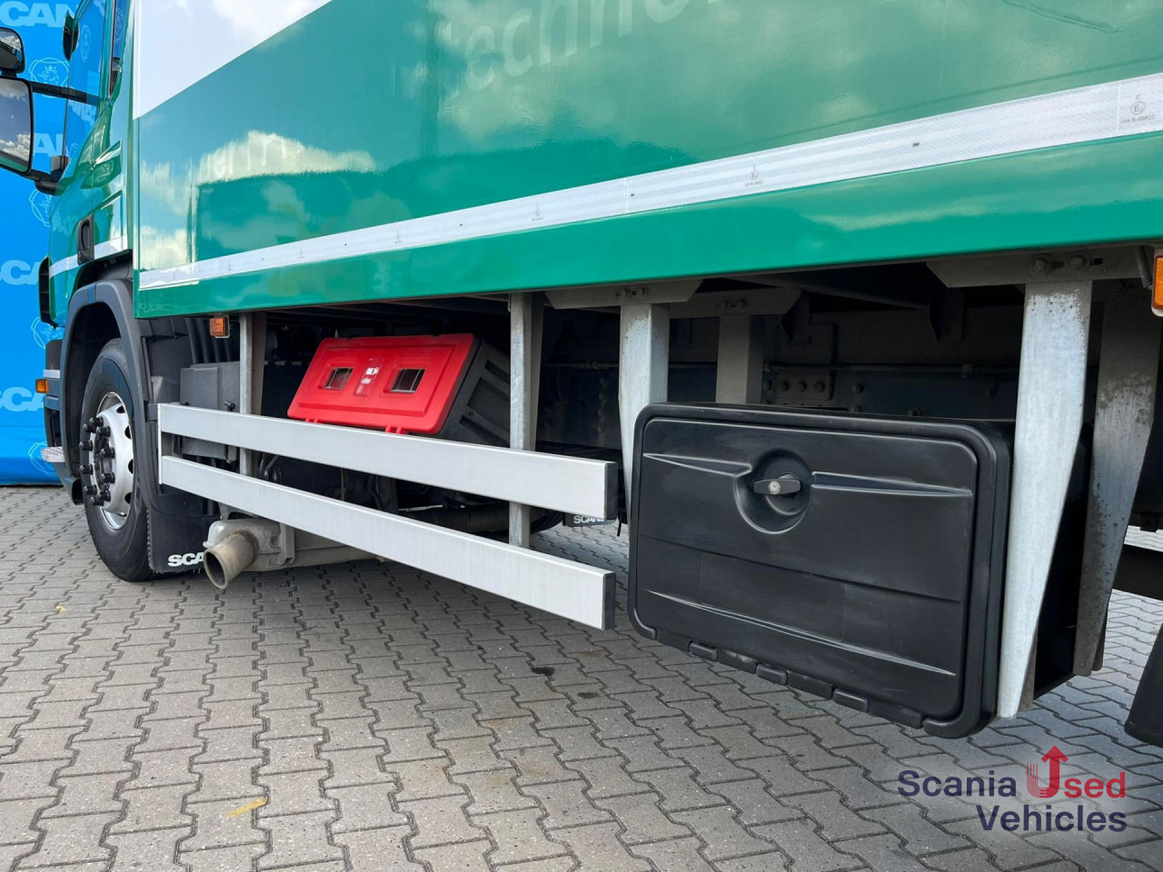 SCANIA P 320 DB6x2*4MNB RETARDER FULL AIR 8T TAIL LIFT 2T - Camión caja cerrada: foto 4 SCANIA P 320 DB6x2*4MNB RETARDER FULL AIR 8T TAIL LIFT 2T - Camión caja cerrada: foto 4