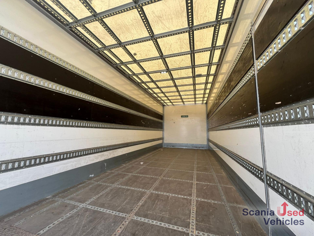 SCANIA P 320 DB6x2*4MNB RETARDER FULL AIR 8T TAIL LIFT 2T - Camión caja cerrada: foto 2 SCANIA P 320 DB6x2*4MNB RETARDER FULL AIR 8T TAIL LIFT 2T - Camión caja cerrada: foto 2