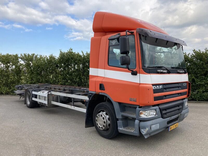 DAF CF65.180 Euro3 Manual / Laadklep - Chasis camión: foto 1 DAF CF65.180 Euro3 Manual / Laadklep - Chasis camión: foto 1