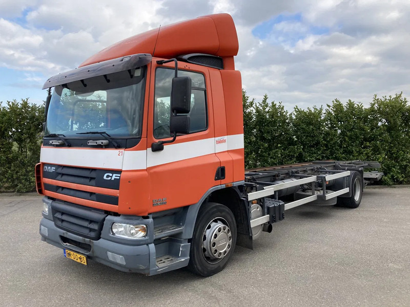 DAF CF65.180 Euro3 Manual / Laadklep - Chasis camión: foto 2 DAF CF65.180 Euro3 Manual / Laadklep - Chasis camión: foto 2