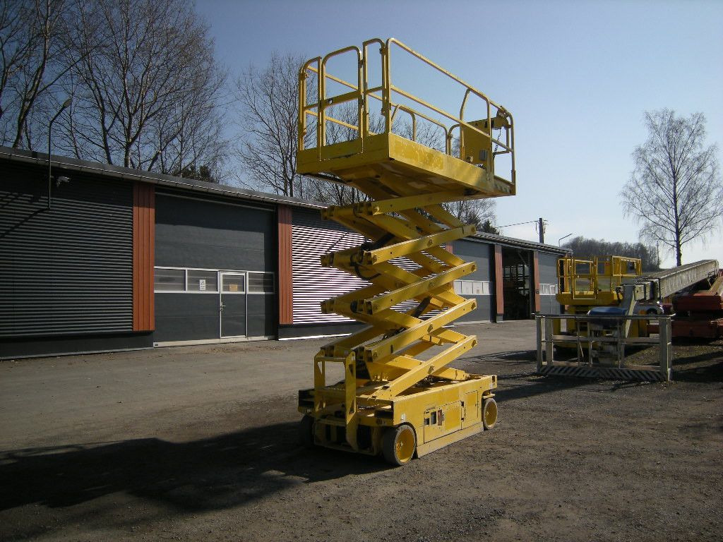 Genie GS 3246, Scherenarbeitsbühne Genie 11,9 m - Camión con plataforma elevadora: foto 2 Genie GS 3246, Scherenarbeitsbühne Genie 11,9 m - Camión con plataforma elevadora: foto 2