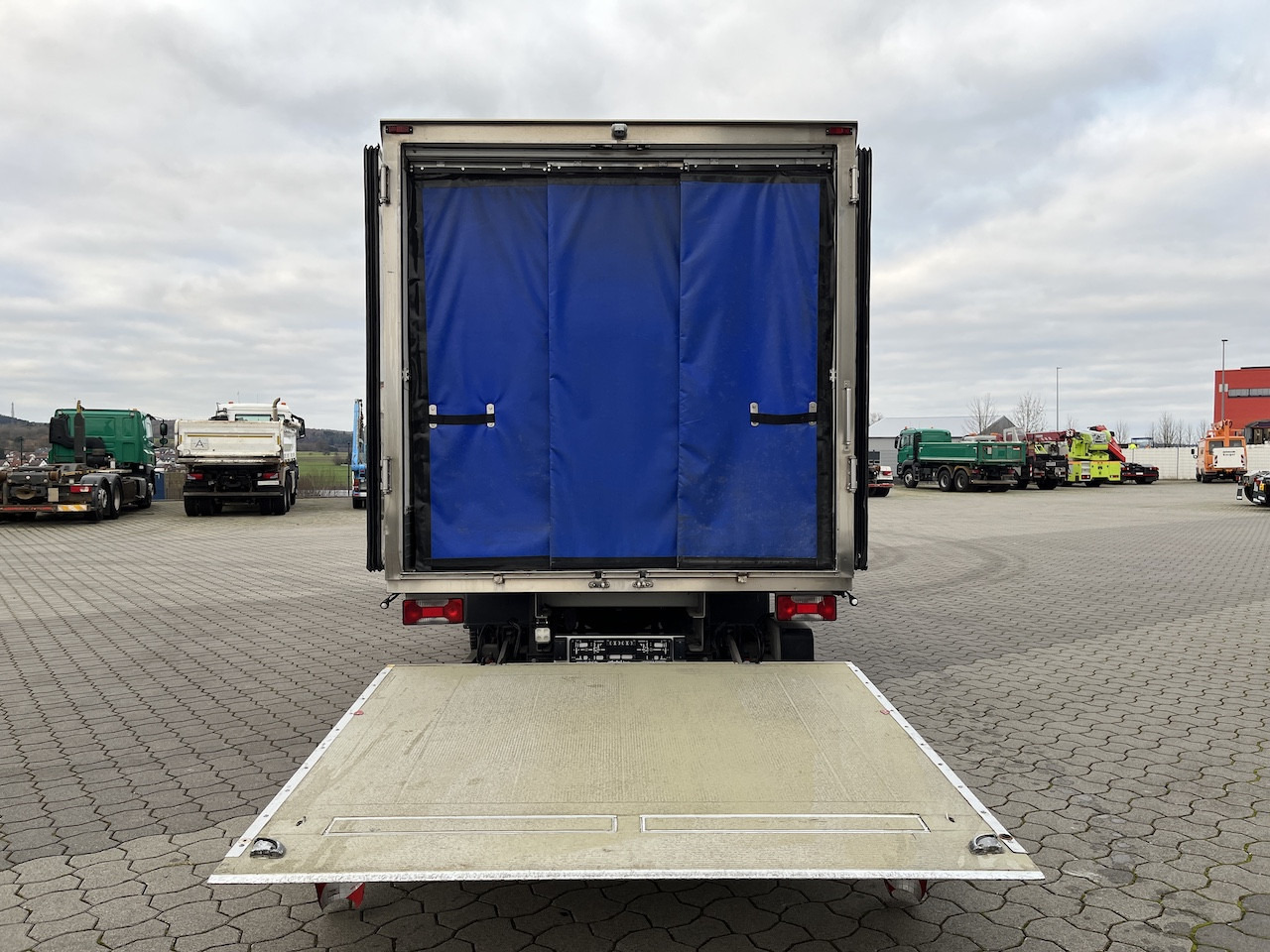 Iveco 70C18 Daily Tiefkühlkoffer mit Ladebordwand - Frigorífico furgoneta: foto 4 Iveco 70C18 Daily Tiefkühlkoffer mit Ladebordwand - Frigorífico furgoneta: foto 4
