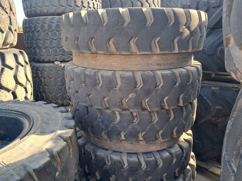 Trelleborg Excavator 10.00-20 SOLID (8 tyres) - Neumáticos y llantas para Maquinaria de construcción: foto 2 Trelleborg Excavator 10.00-20 SOLID (8 tyres) - Neumáticos y llantas para Maquinaria de construcción: foto 2