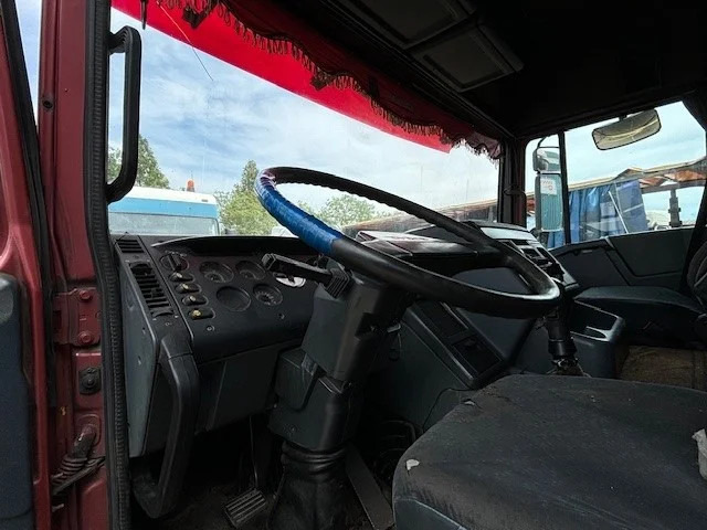 Foto del interior 1: Cabeza tractora DAF 95.360 ATI SPACECAB (DUTCH TRUCK) (EURO 2 / ZF16 MANUAL GEARBOX / ABS BRAKE SYSTEM)