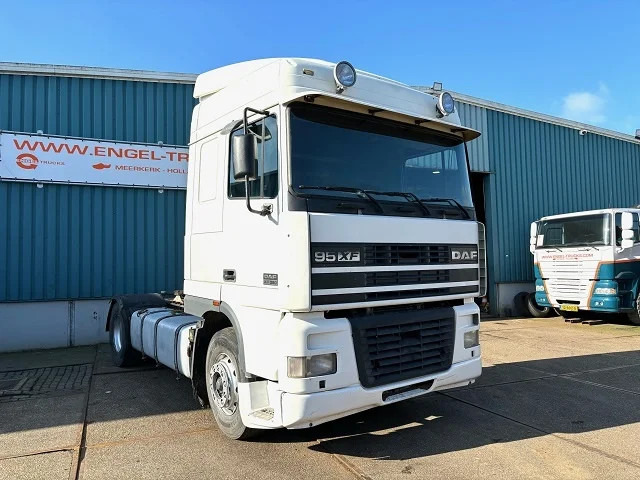 DAF 95.380 XF SPACECAB (EURO 2 / ZF16 MANUAL GEARBOX / D.E.B. ENGINE BRAKE / AIRCONDITIONING) - Cabeza tractora: foto 2 DAF 95.380 XF SPACECAB (EURO 2 / ZF16 MANUAL GEARBOX / D.E.B. ENGINE BRAKE / AIRCONDITIONING) - Cabeza tractora: foto 2