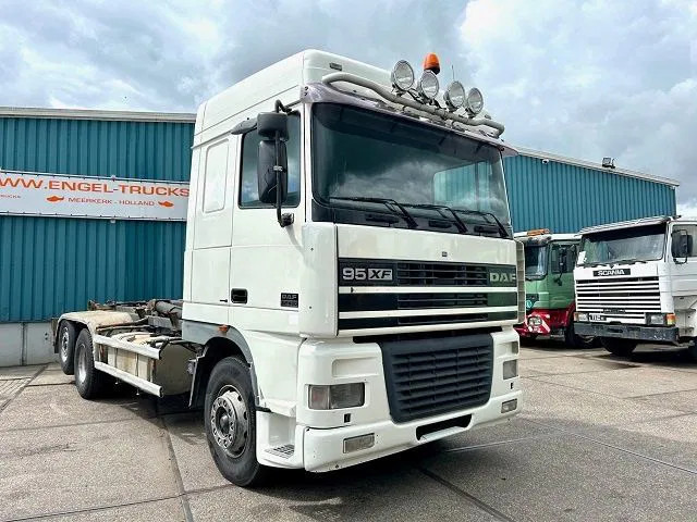 DAF 95.480 XF SPACECAB 6x2 WITH HOOK-ARM SYSTEM (EURO 3 / ZF16 MANUAL GEARBOX / ZF-INTARDER / STEEL-/AIR SUSPENSION / AIRCONDITIONIN - Multibasculante camión: foto 2 DAF 95.480 XF SPACECAB 6x2 WITH HOOK-ARM SYSTEM (EURO 3 / ZF16 MANUAL GEARBOX / ZF-INTARDER / STEEL-/AIR SUSPENSION / AIRCONDITIONIN - Multibasculante camión: foto 2