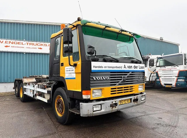 Volvo FL 12.380 6x2 A-RIDE (ORIGINAL DUTCH) HOOK-ARM CONTAINER SYSTEM (FULL STEEL SUSPENSION / REDUCTION AXLE / 10 TIRES / 8.000 KG. F - Multibasculante camión: foto 2 Volvo FL 12.380 6x2 A-RIDE (ORIGINAL DUTCH) HOOK-ARM CONTAINER SYSTEM (FULL STEEL SUSPENSION / REDUCTION AXLE / 10 TIRES / 8.000 KG. F - Multibasculante camión: foto 2