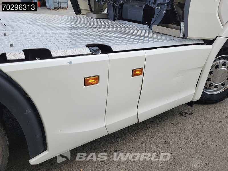 Scania R590 6X2 WB315! Retarder Full-Air 2xTanks Leather ACC Navi LED Euro 6 - Cabeza tractora: foto 3 Scania R590 6X2 WB315! Retarder Full-Air 2xTanks Leather ACC Navi LED Euro 6 - Cabeza tractora: foto 3