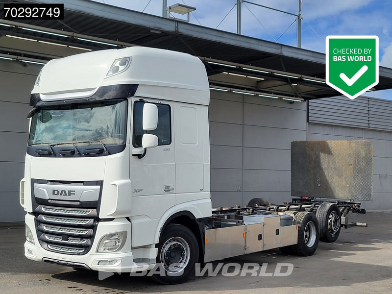 DAF XF 530 XF 6X2 2000kg Ladebordwand Lift+Steering-Axle Navi ACC Euro 6 - Chasis camión: foto 1 DAF XF 530 XF 6X2 2000kg Ladebordwand Lift+Steering-Axle Navi ACC Euro 6 - Chasis camión: foto 1
