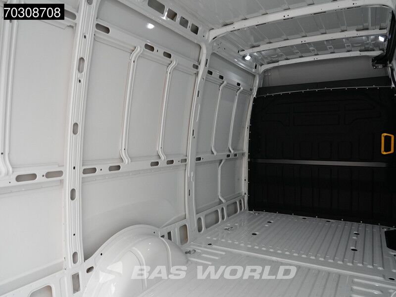 Furgón nuevo Iveco Daily 35S18 3.0L Automaat L2H2 180PK ACC Airco Cruise Camera Parkeersensoren CarPlay Stoelverwarming 3,5t Trekgewicht Euro6 L2 A/C: foto 12 Furgón nuevo Iveco Daily 35S18 3.0L Automaat L2H2 180PK ACC Airco Cruise Camera Parkeersensoren CarPlay Stoelverwarming 3,5t Trekgewicht Euro6 L2 A/C: foto 12