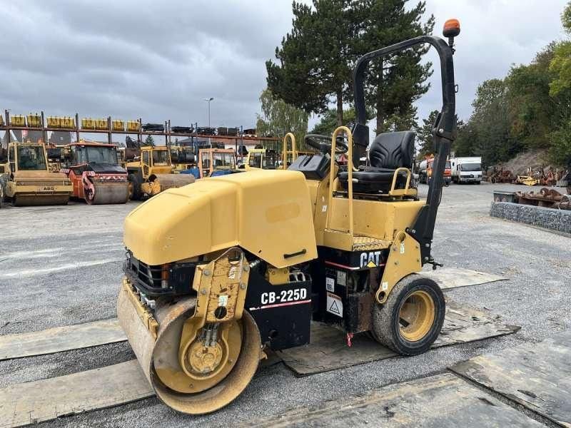 Caterpillar CB225D - Compactador mixto: foto 3 Caterpillar CB225D - Compactador mixto: foto 3