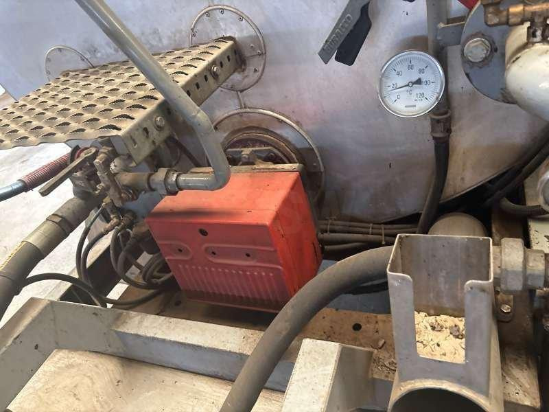 Mercedes 410 A EMULSION + TREMI GRAVILLON - Distribuidor de asfalto: foto 5 Mercedes 410 A EMULSION + TREMI GRAVILLON - Distribuidor de asfalto: foto 5