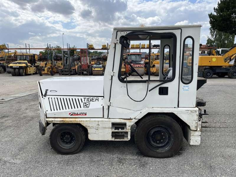 TAYLOR-DUNN TC-40 - Tractor: foto 4 TAYLOR-DUNN TC-40 - Tractor: foto 4