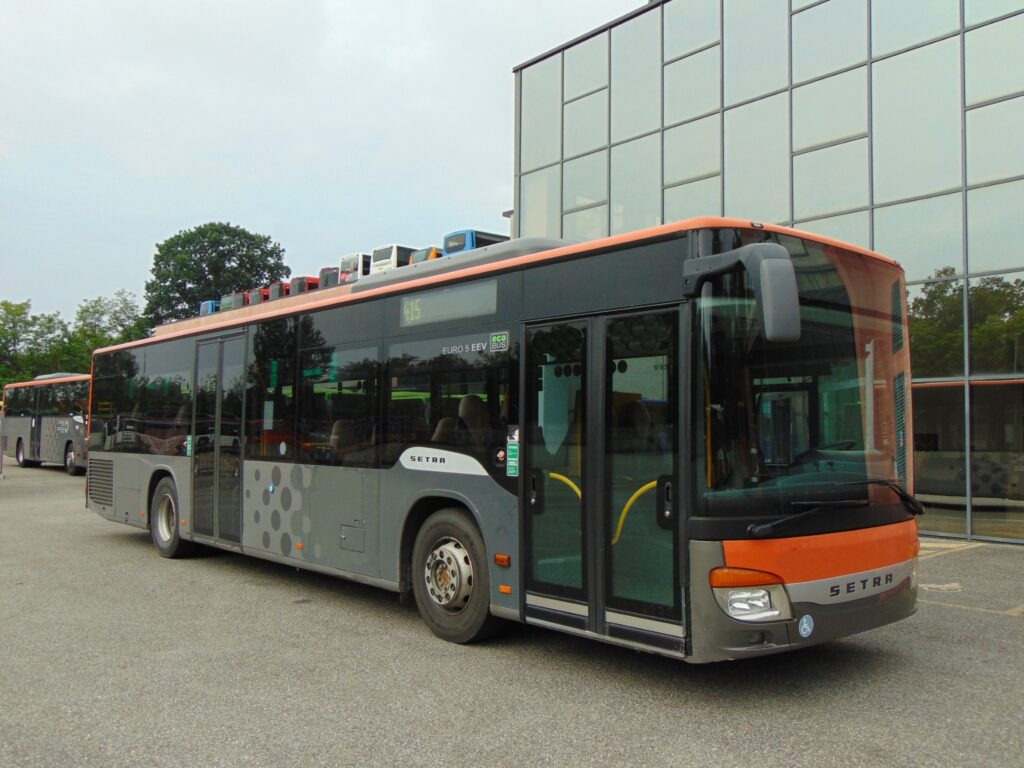 N.3 SETRA S 415 NF – Anno 2008 - Autobús suburbano: foto 1 N.3 SETRA S 415 NF – Anno 2008 - Autobús suburbano: foto 1