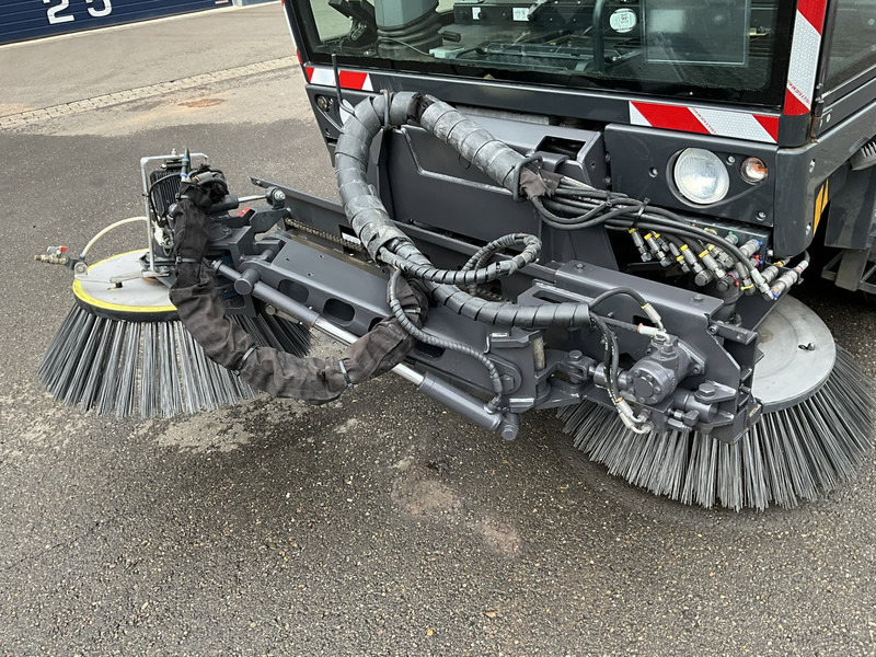 Schmidt Cleango Compact 500 Euro 6 with 3-rd brush Just 4.260 km! - Barredora vial: foto 5 Schmidt Cleango Compact 500 Euro 6 with 3-rd brush Just 4.260 km! - Barredora vial: foto 5